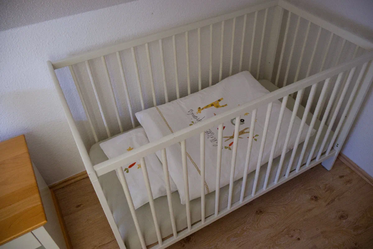 Schlafzimmer mit Kinderbett