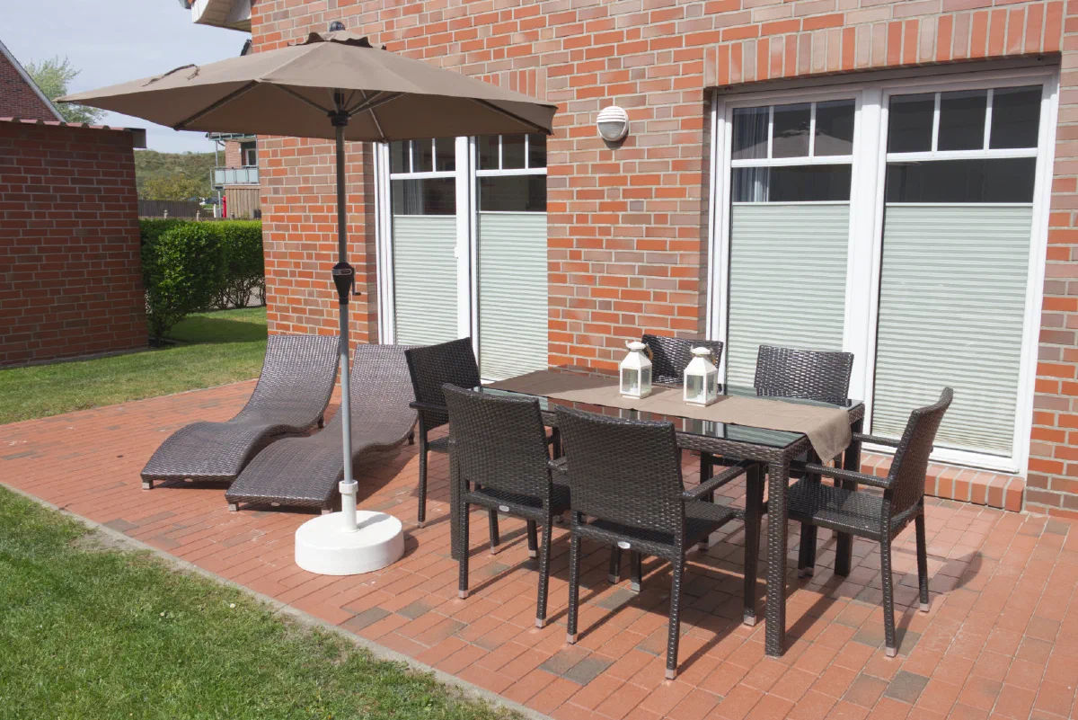Terrasse mit Gartenmöbeln und Sonnenschirm