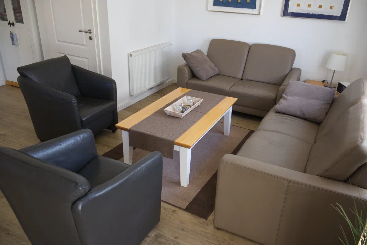 Wohnzimmer mit Couch und Sesseln